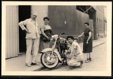 Fotografie Mann reinigt sein