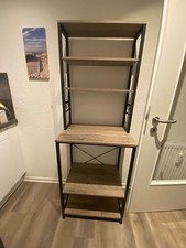 Küchenregal mit schwarzen