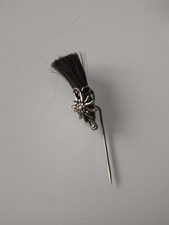 Anstecker mit floralen motiv - anstecker,