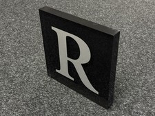 Acryl Block / Display (Plexiglas) mit Buchstabe „R“ Aufsteller