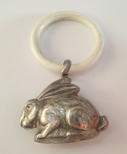 antike Babyrassel Hase mit