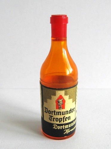 Miniaturflasche mit würfeln - miniaturflasche,