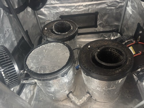 Hydroponic system with pumps - ,