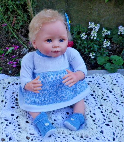 Schöne kleine mädchen puppe - mädchen,