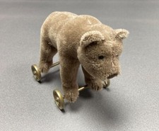 Steiff Knopf, braunes Mohair, Webpelz, Kunststoffaugen, Metallräder,