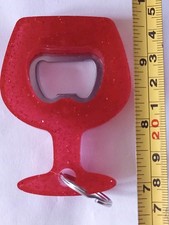 Vintage alter Schlüsselanhänger handgefertigte Form Resin Rotweinglas Flaschenöffner 