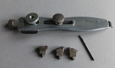 Uhrenöffner Uhrenwerkzeug Clef Universelle von La Centrale Bienne