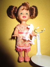 B1117) ORIGINALE BRÜNETTE BARBIE SHELLY MATTEL VOLL BEKLEIDET MIT METALL-STÄNDER