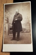 stehender Mann mit Bart & Hut