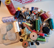 Aus Omas Nähkasten: Garne teils auf Holzrollen, Knöpfe, Spulen,Schneiderkreide..