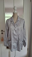 Klassischer Satinpyjama