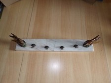 Marmorständer mit 2 Rehen und 4 Haken ( 42,3 cm lang 6,7 cm breit )