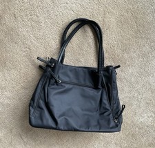 Biete neue Damenhandtasche von Bugatti