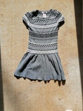 Zwei Kleider für Mädchen