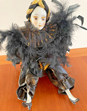 Edle Porzellanpuppe im