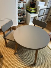 Kinder-Tisch und Stuhle aus MDF und Esche massiv. Maße: Ø:60 H:47 cm