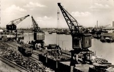 Ak Ruhrort Duisburg im Ruhrgebiet, Hafenbild, Kräne beladen Waggons - 4879759