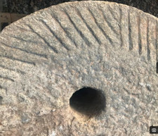 alter Mühlstein, Mahlstein,  sehr alt,  alter Mahlstein, antik, Granitmahlstein