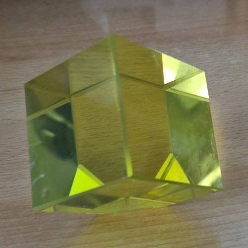 Gelber transparenter