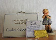 Goebel Hummel 380 "Er liebt mich"  -  Daisies don't tell - Mädchen mit Blume