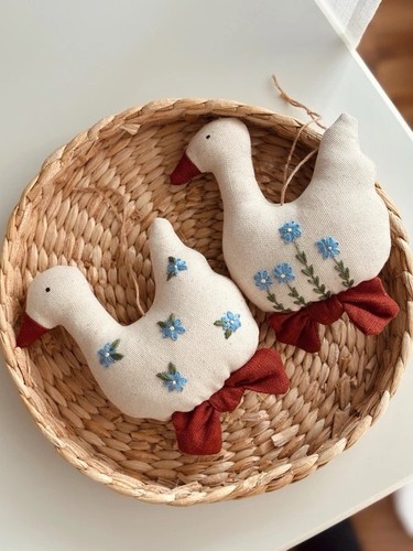 Gans mit handstickerei ostern - mit,