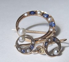 ZARTES JUGENDSTIL-SCHMUCKSET : NADEL und OHRRINGE 14 K GOLD, SAPHIRE und PERLEN