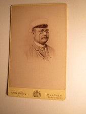 Student mit Zwicker in Couleur