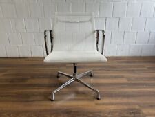 Vitra EA107 Design-Konferenzstuhl mit Netzbezug weiß Alu Chair