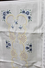 Tischdecke, Tischläufer, Stickerei, Kreuzstich, Handarbeit, Spitze, blaue Blumen