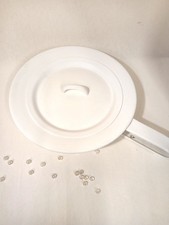 schöne weiße Bettpfanne aus