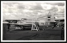 Fotografie Flugzeug Jagdflugzeug / Kampfjet bei einer Luftfahrt-Ausstellung 