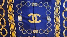 Chanel Seidentuch- Schal hergestellt in Paris. Chanel-Logo in Gold auf blau.