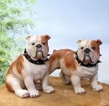 Englische Bulldogge sitzend stehend mit Halsband Figur Deko Skulptur Hund