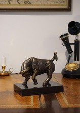 Figur Bulle Börse Skulptur