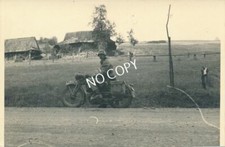 Foto WK II Ostfront Soldat mit Motorrad Kradmelder E1.86