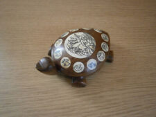 Chinesische Feng-Shui Schildkröte, incl. Kompass, Holz mit Intarsien, Motiv 1