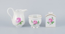 Meissen, drei Stück "Rosa Rose" ein Pflanztopf, Milchkännchen und eine Teedose