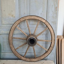 C7366 Massives, altes Wagenrad
