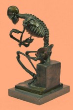 Unterzeichnet, Bronze Statue