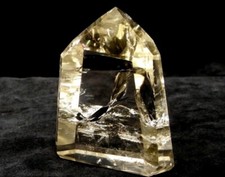 Auffallend klarer, polierter