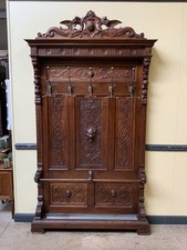 Antike imposante Nußbaum