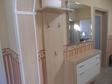 Flurgarderobe mit Spiegel, Schrank und Hängeteil