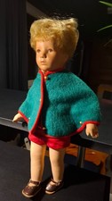 Käthe Kruse:  blonder  Junge  ("Malte", 1965?), ca. 38cm, grünes Cape, roter Anz