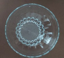 Glasschale / Dekoschale mit schönem Fussmotiv aus Kugeln, gebraucht,