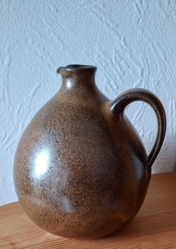 Keramik krug mit - mit, gesprenkelter
