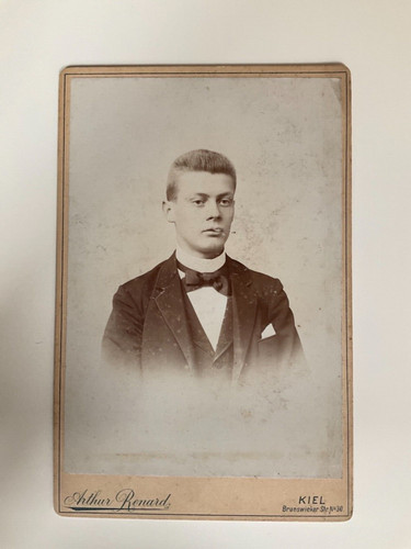 J1-Kabinettfoto