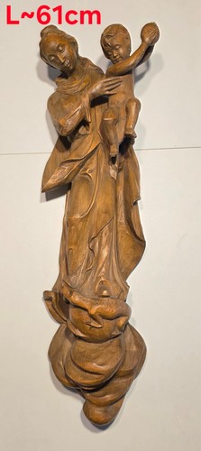 Große handgeschnitzte