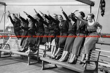 F018541 Junge Mädchen auf