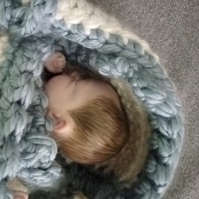 Reborn Baby Mini mit Magnetschnuller und Bett Handarbeit Neuwertig Sammler 28cm 