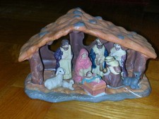 ALT Krippe mit Figuren aus